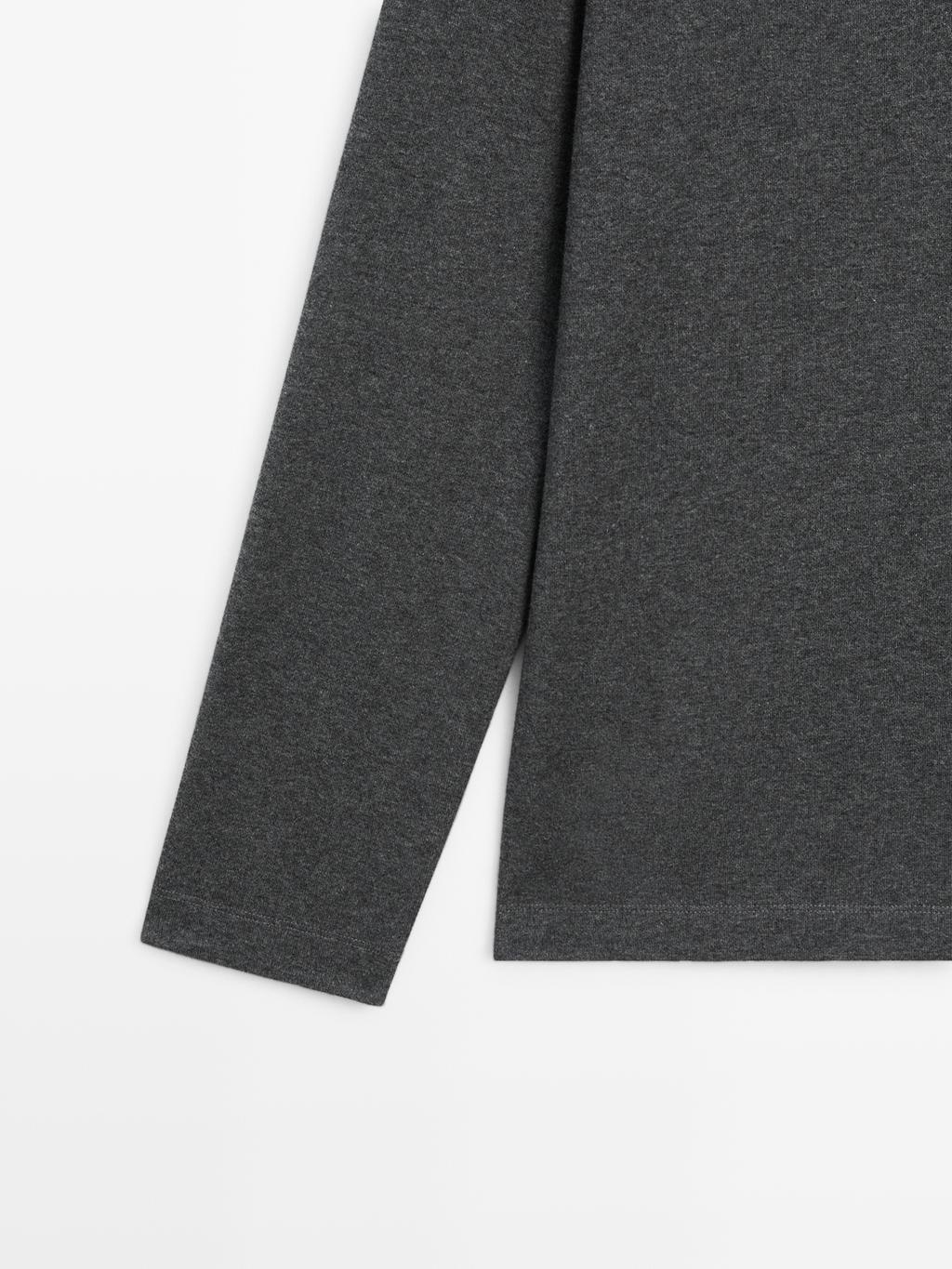 Long sleeve polo shirt with zip-up collar