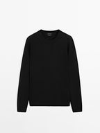 Cashmere knit sweater with a crew neck