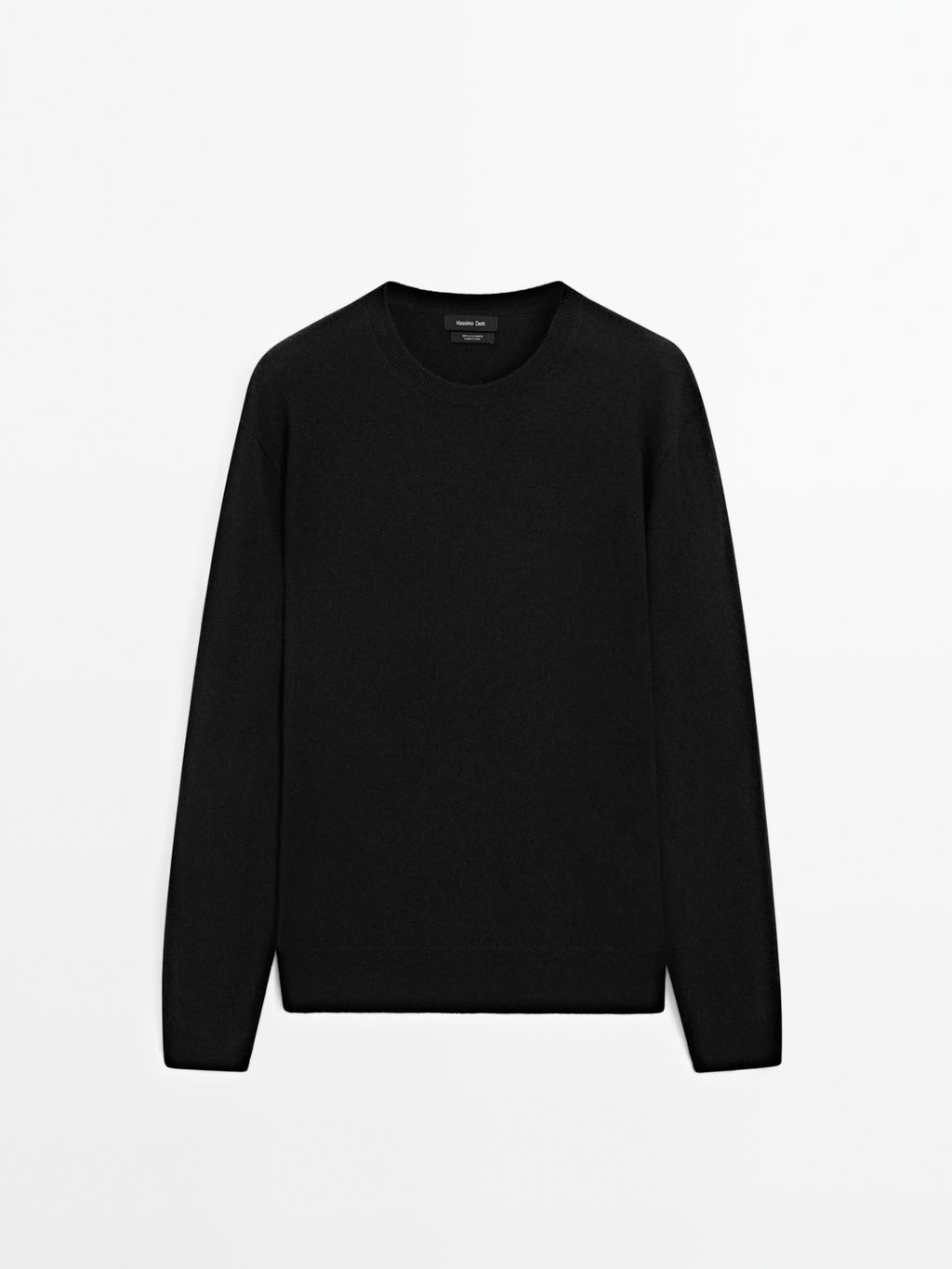 Cashmere knit sweater with a crew neck