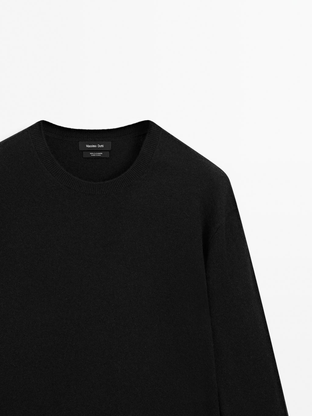 Cashmere knit sweater with a crew neck