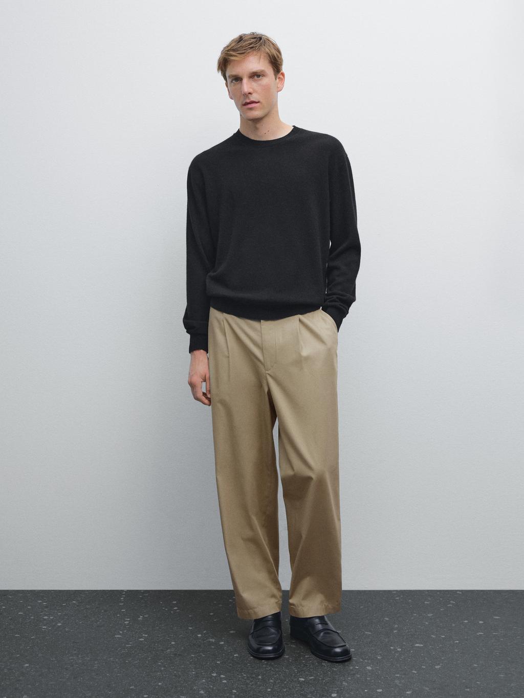 Cashmere knit sweater with a crew neck