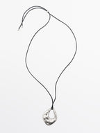 Diluted piece pendant