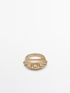 Ring with round pieces