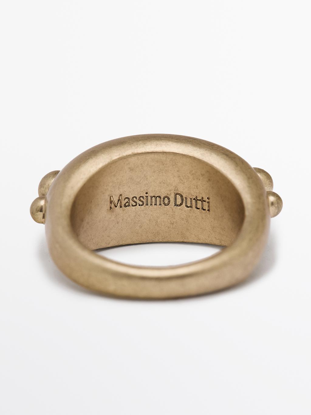 Ring with round pieces