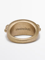 Ring with round pieces