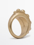 Ring with round pieces