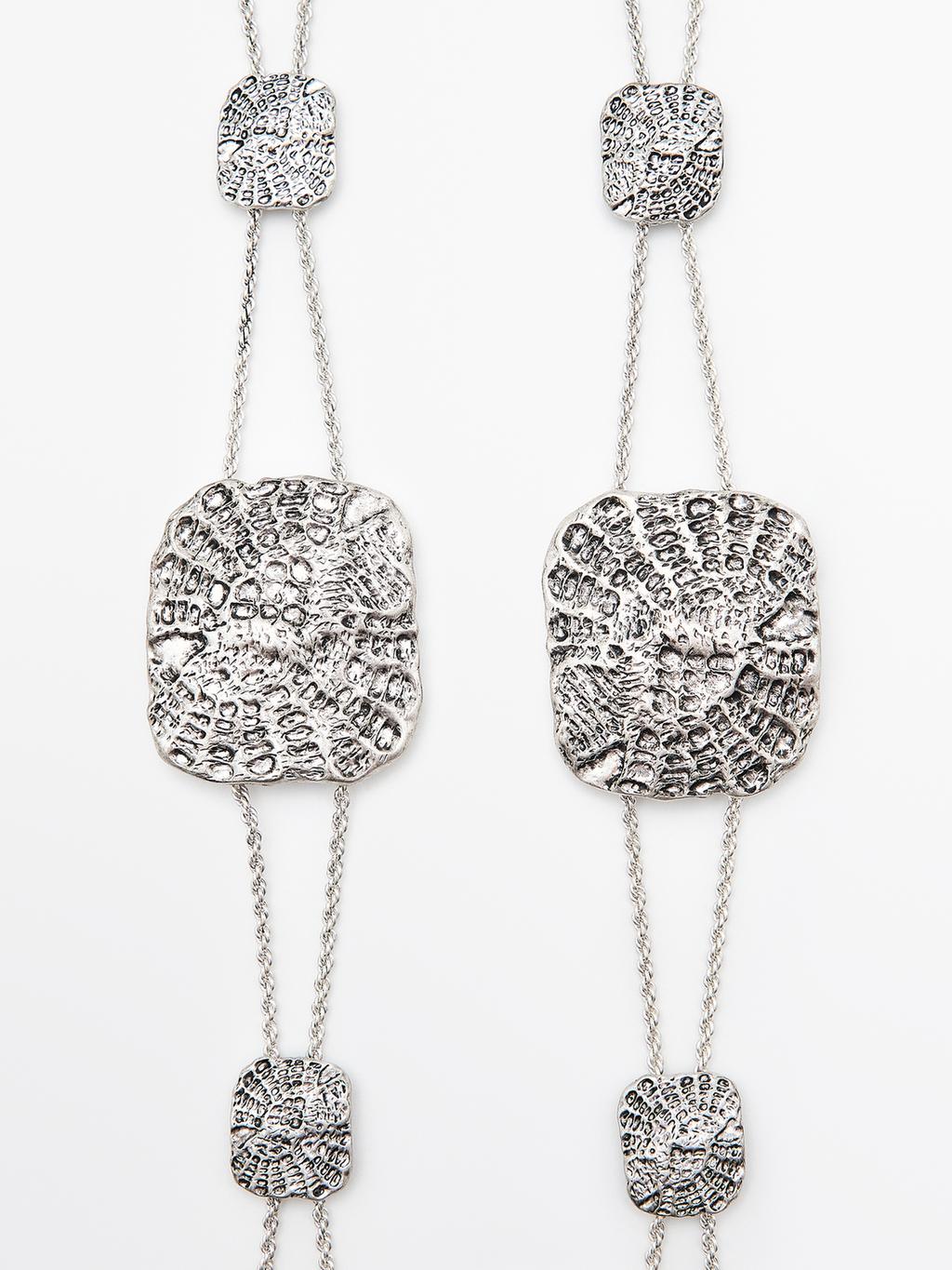 Textured medallion chain belt