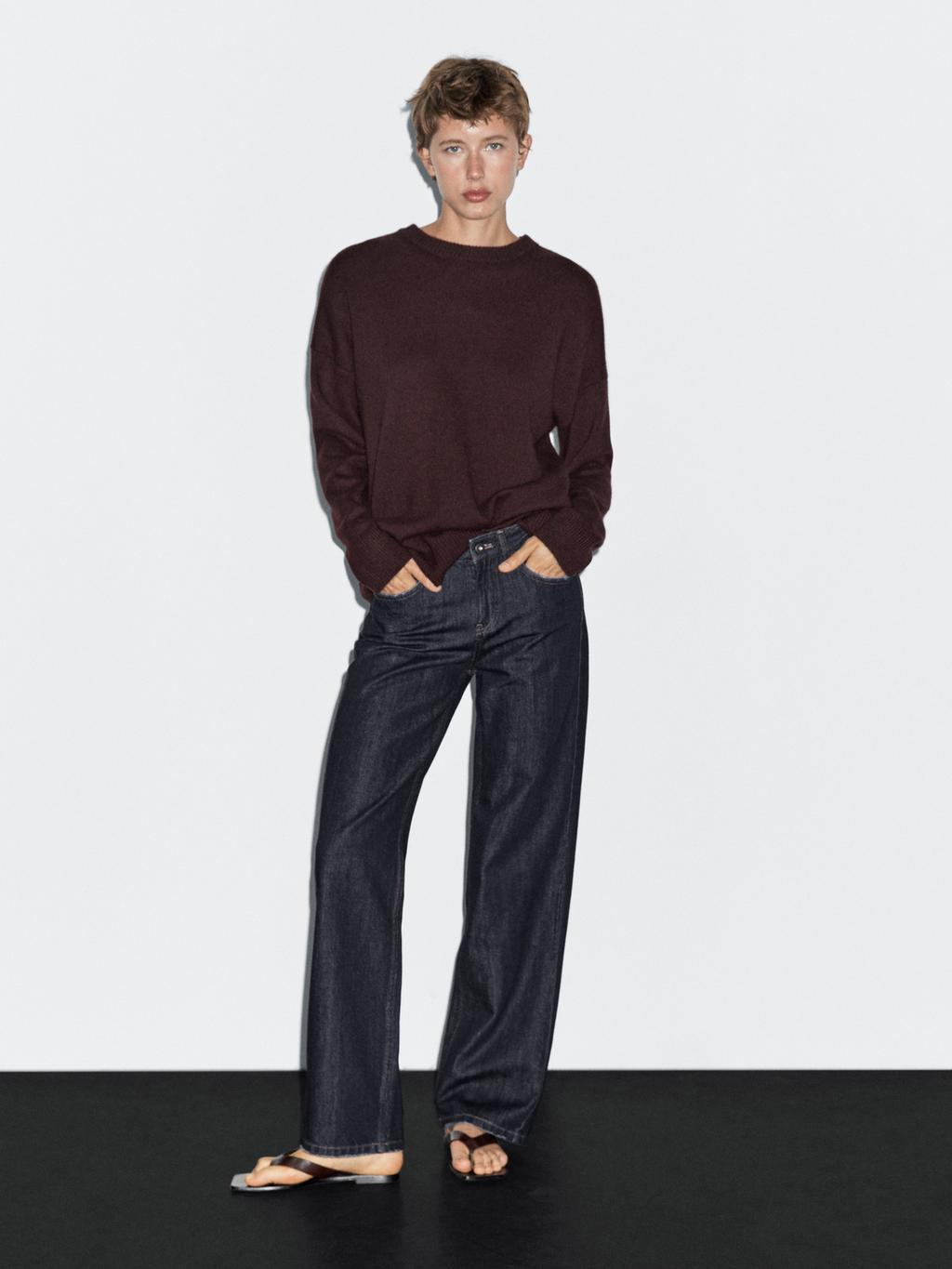 Mid-waist straight-leg jeans with seam detail