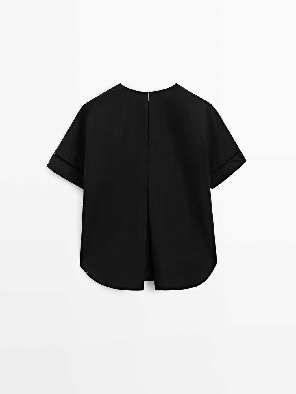 Loose-fitting blouse with sleeve detail