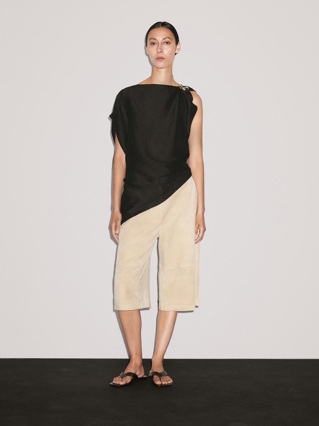 Linen blend blouse with brooch detail