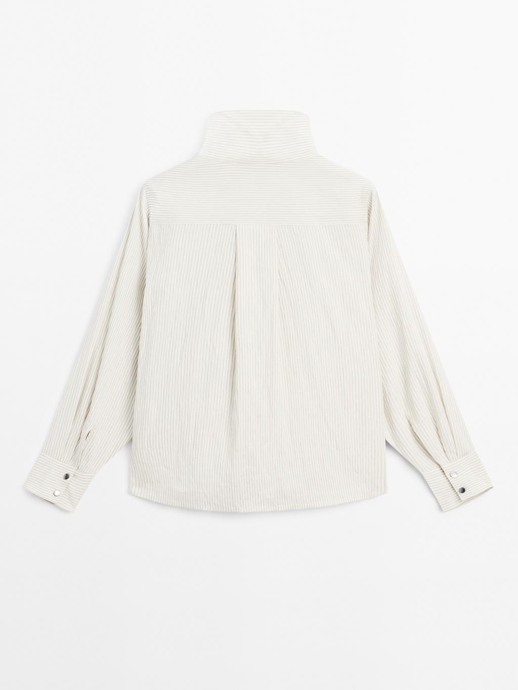 Flowing shirt with button detail on the chest