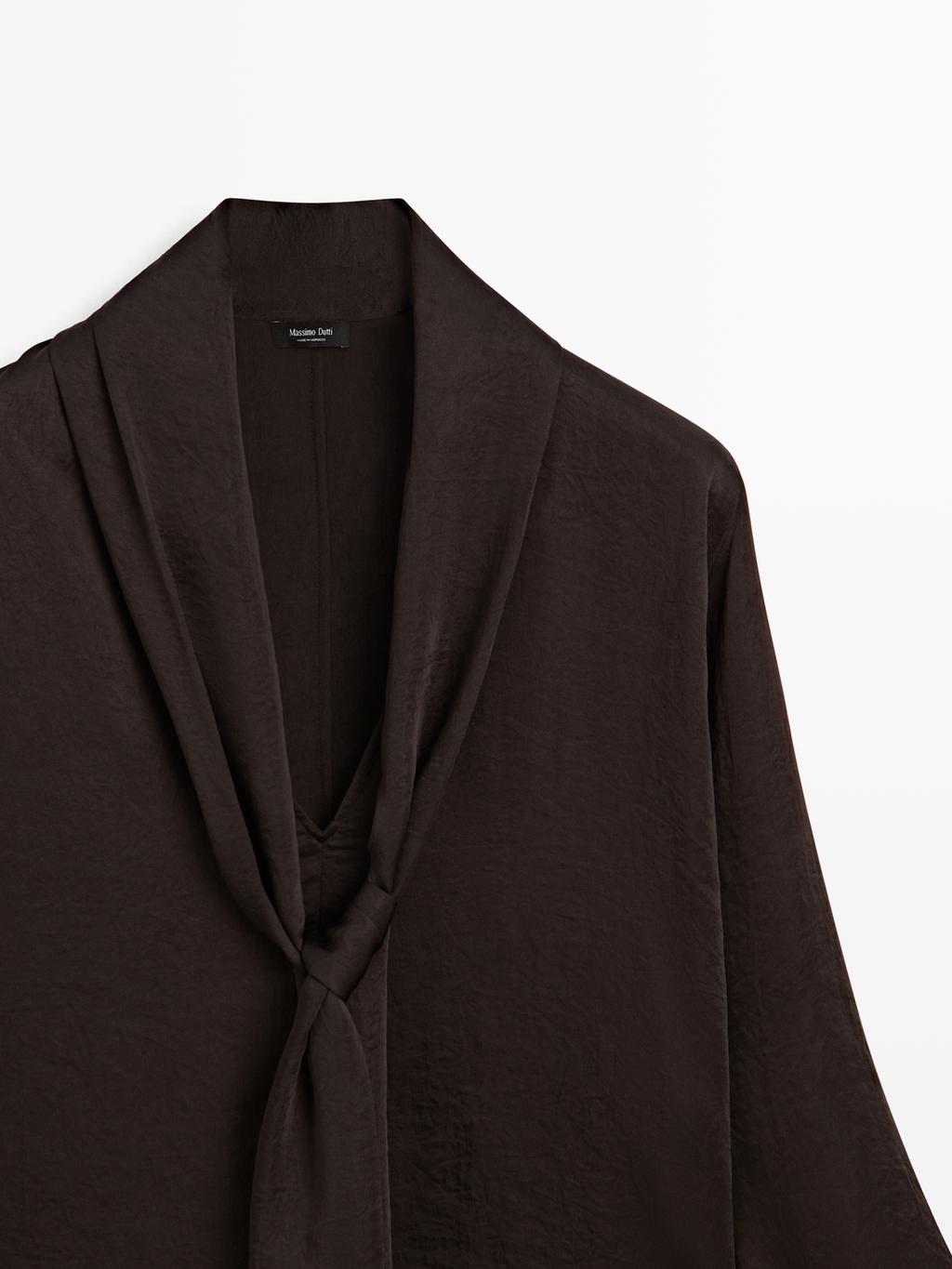 Flowing blouse with tie