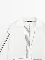 Loose-fitting blouse with contrast details