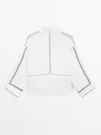 Loose-fitting blouse with contrast details