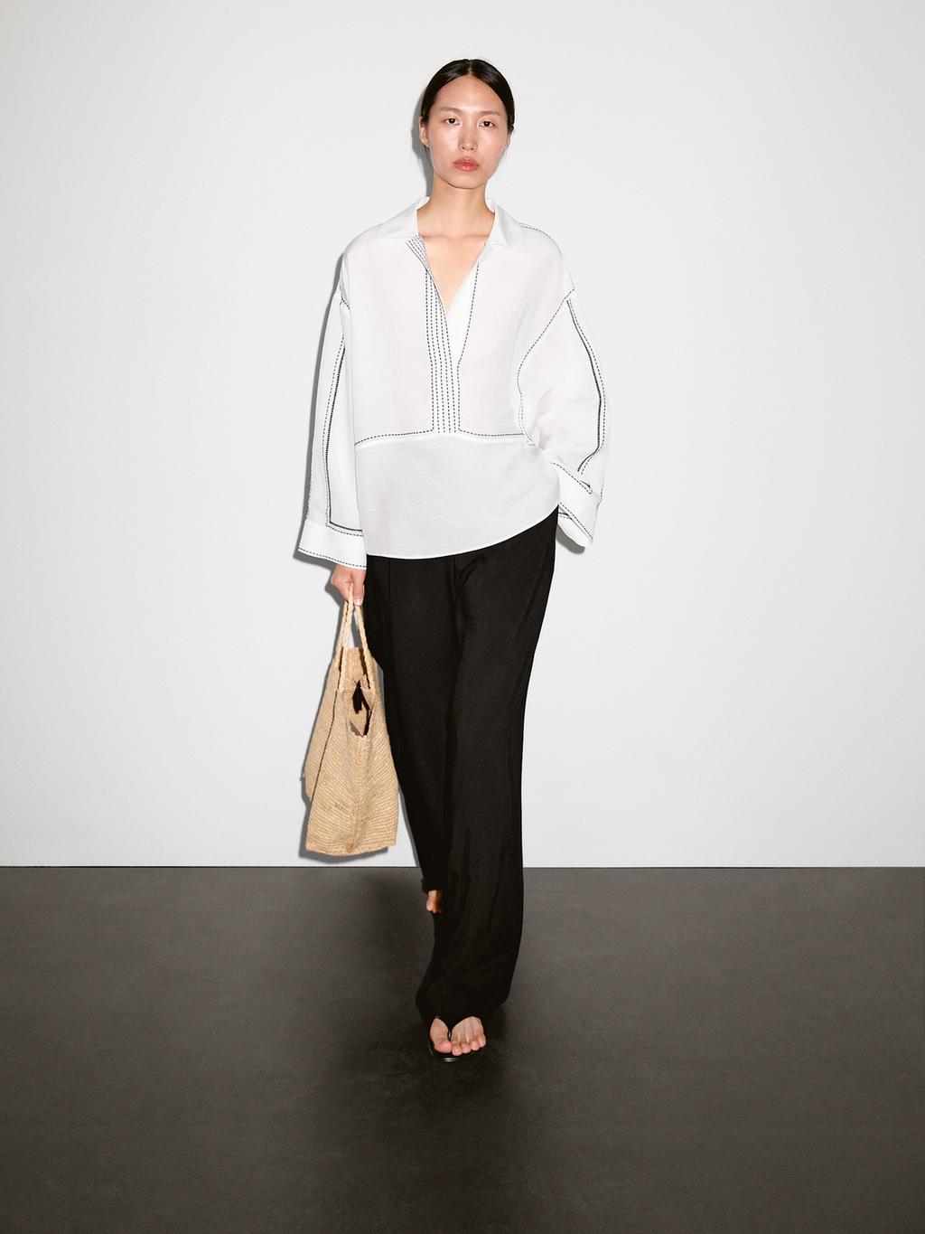 Loose-fitting blouse with contrast details