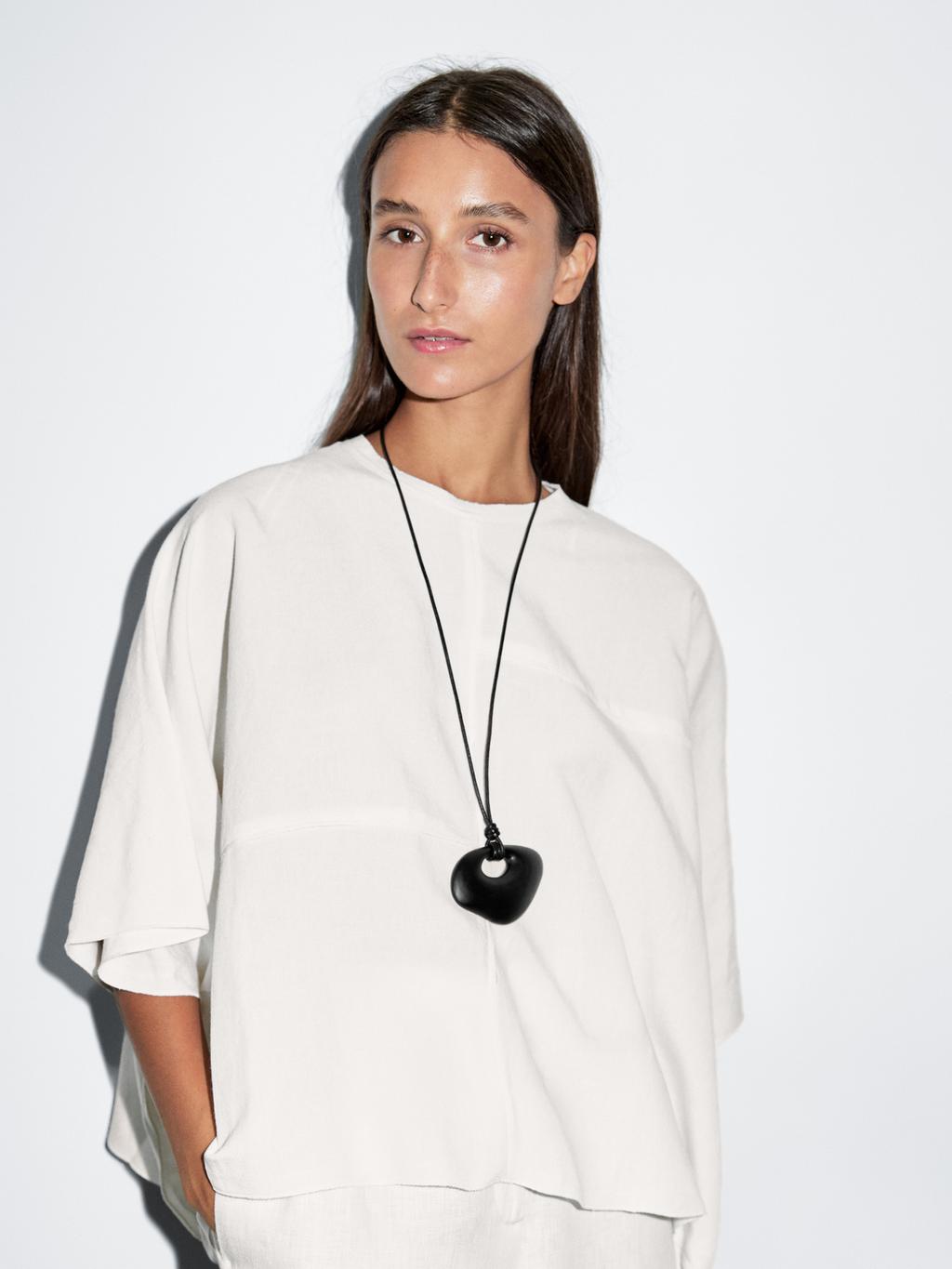 Short cape with seam details