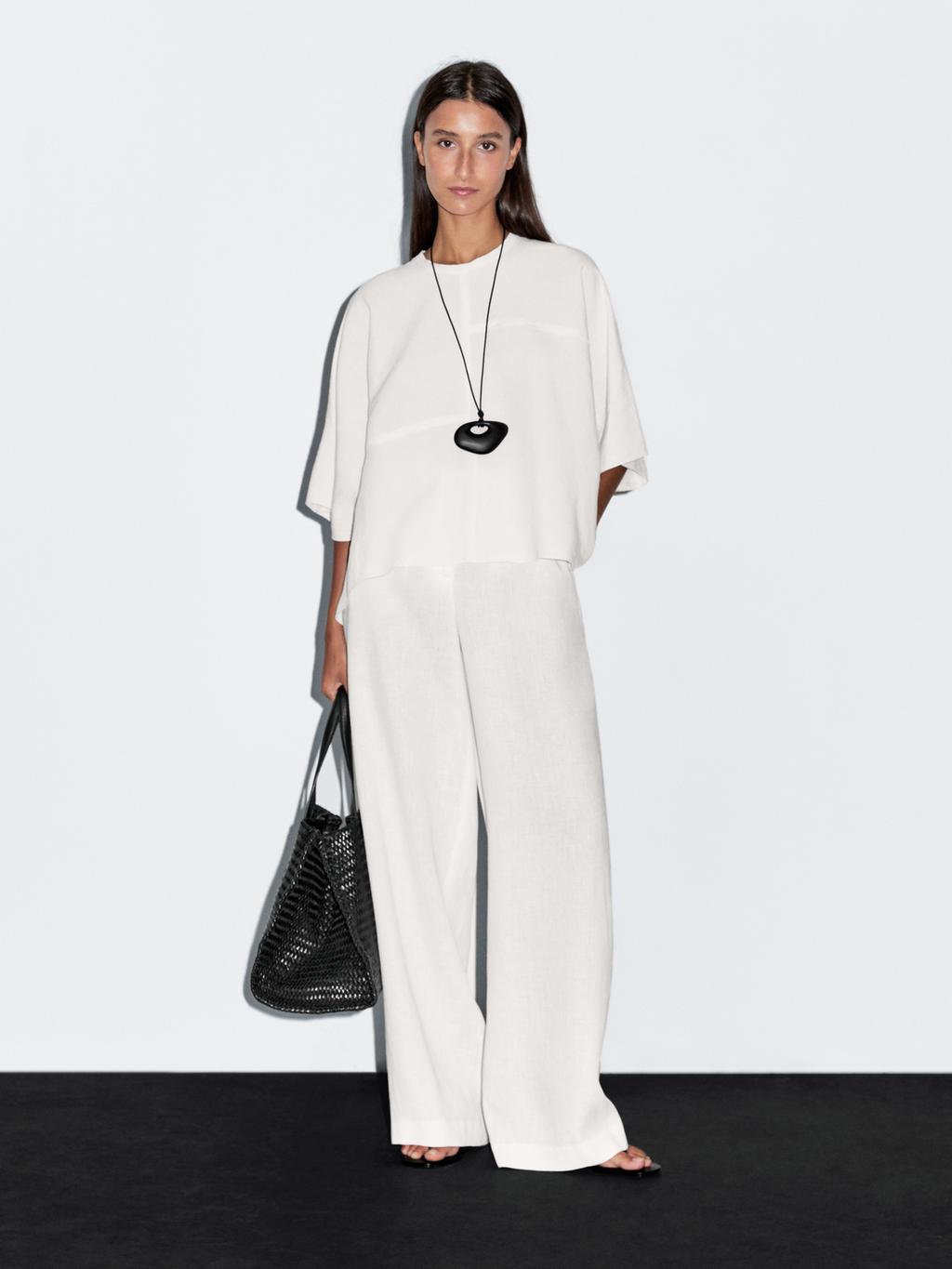 Short cape with seam details