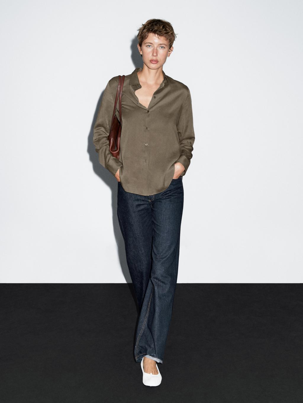 Flowing shirt with shirt collar