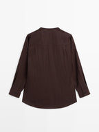 V-neck shirt with pockets