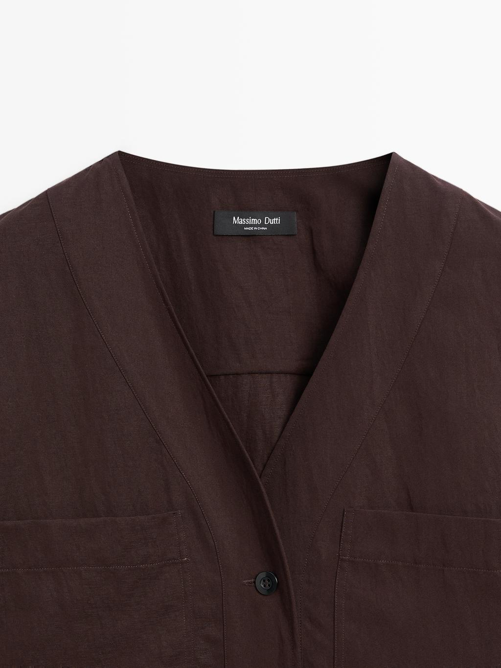 V-neck shirt with pockets