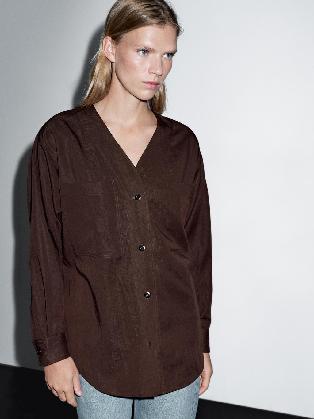 V-neck shirt with pockets