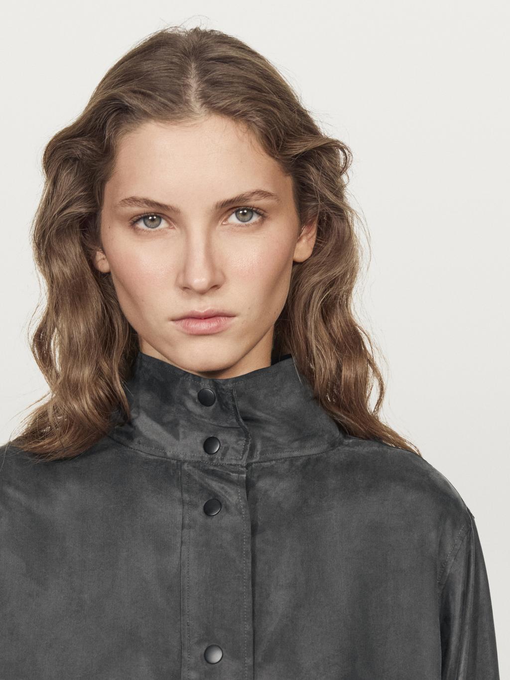 Flowing shirt with snap buttons