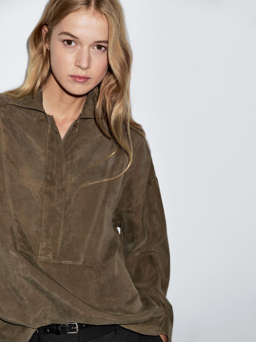 Blouse with zip on the chest