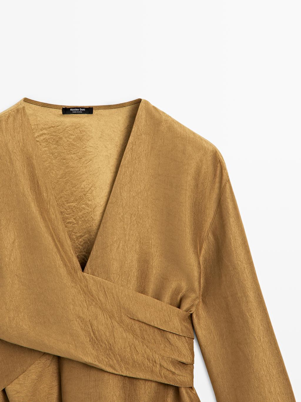 Flowing shirt with waist detail