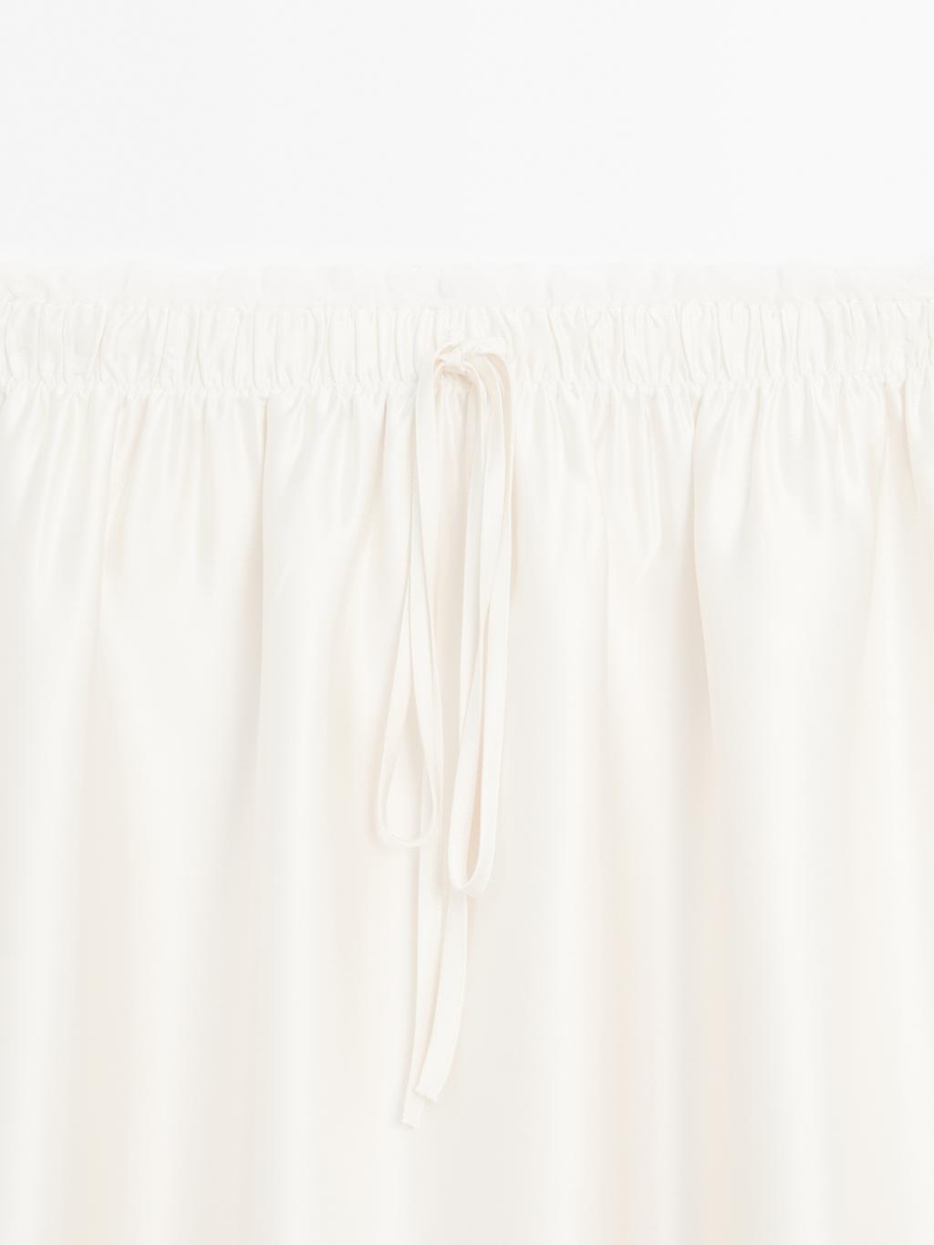 Contrast lace-trimmed skirt