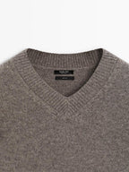 100% wool V-neck knit sweater