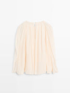 Voluminous flowing blouse