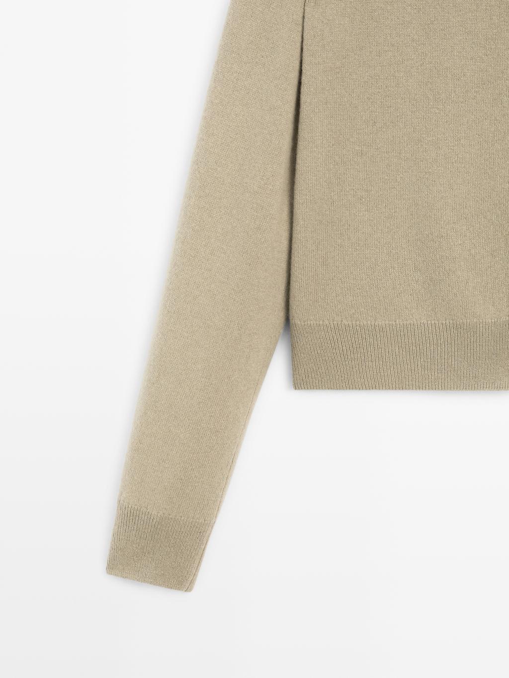 Knit cardigan with raglan sleeves