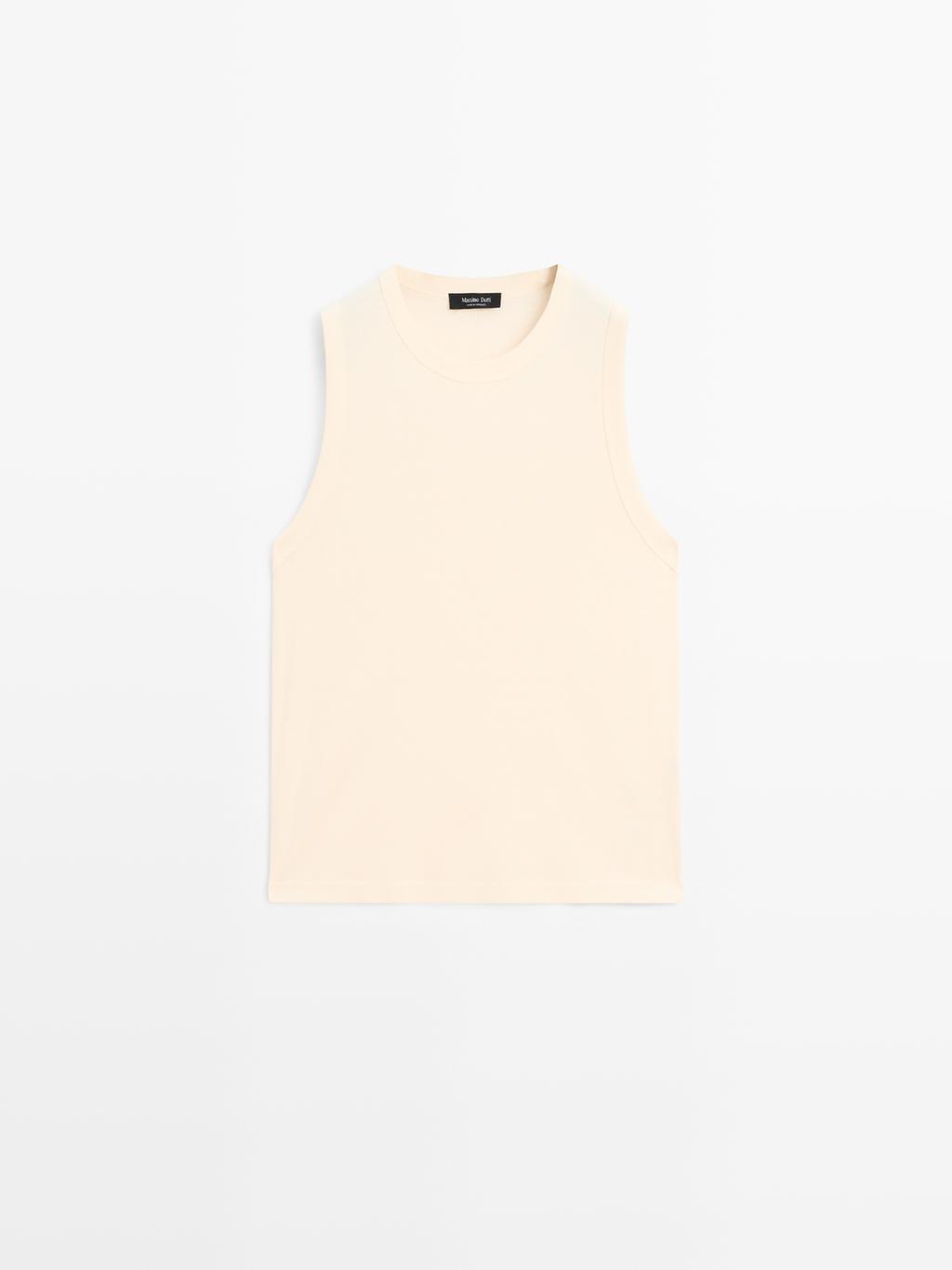 100% cotton strappy T-shirt with a round neckline