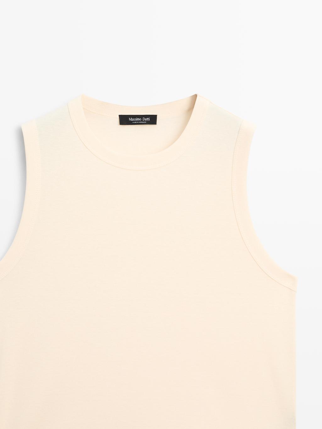 100% cotton strappy T-shirt with a round neckline