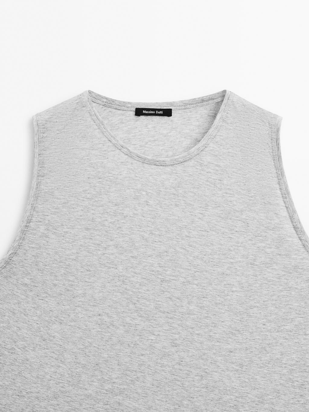 Sleeveless round neck T-shirt