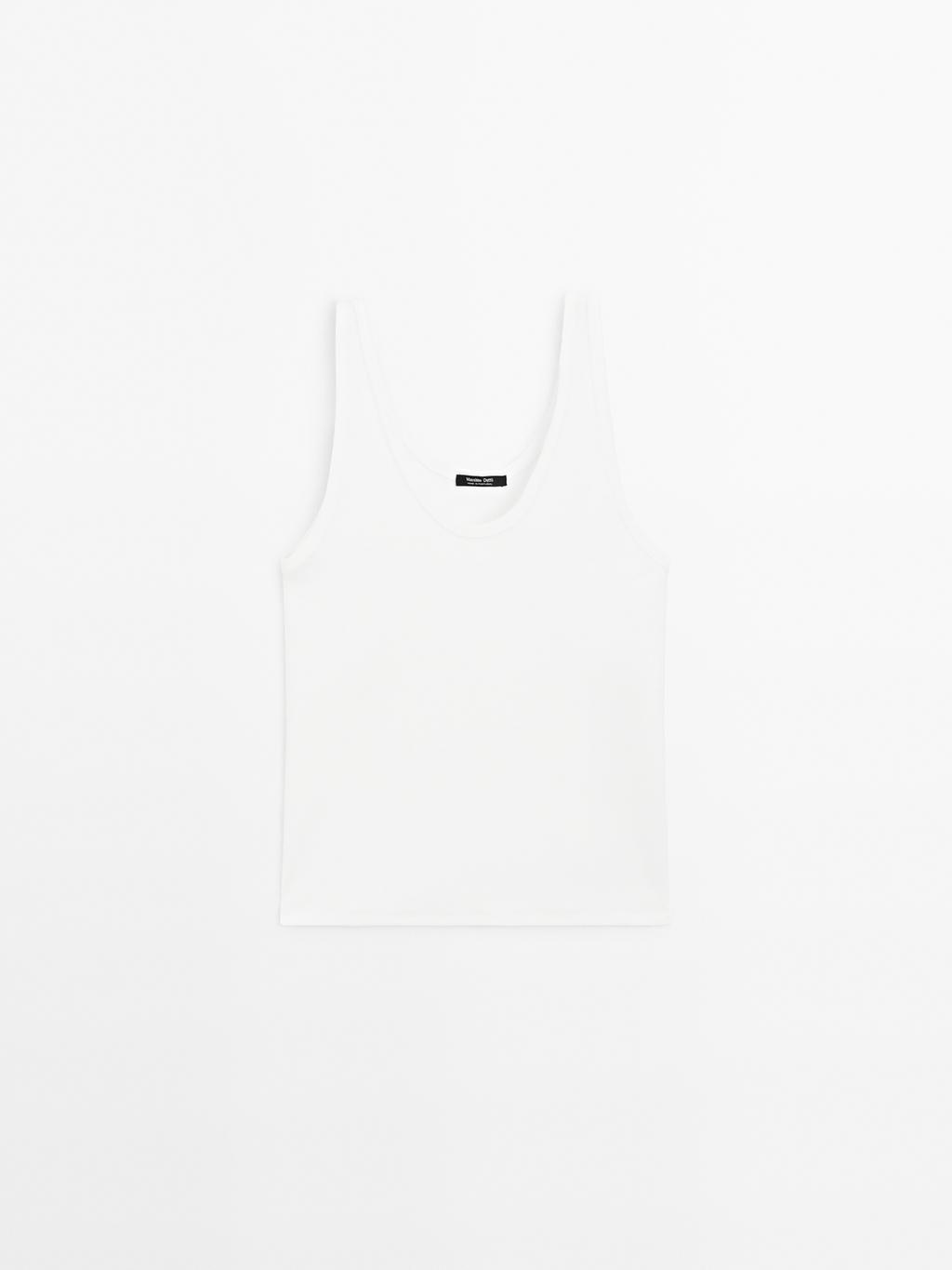 Ribbed top with neckline