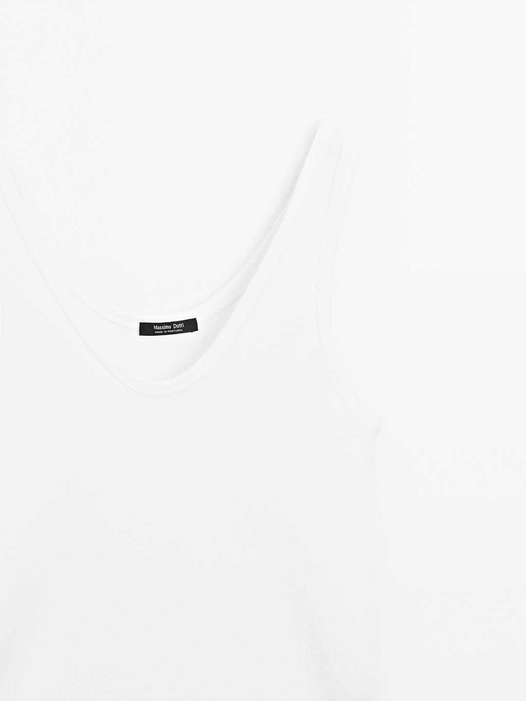 Ribbed top with neckline