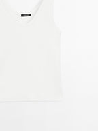 Ribbed top with neckline