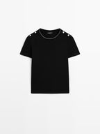 Short sleeve T-shirt with buttoned shoulders