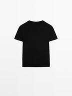 Short sleeve T-shirt with buttoned shoulders