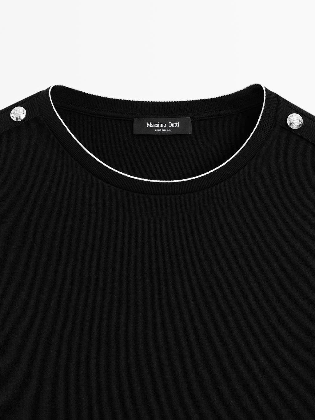 Short sleeve T-shirt with buttoned shoulders