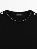 Short sleeve T-shirt with buttoned shoulders