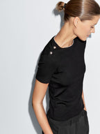 Short sleeve T-shirt with buttoned shoulders
