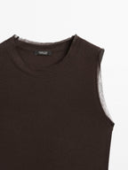 Sleeveless T-shirt with double piping