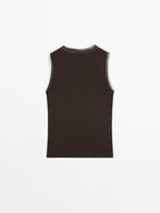 Sleeveless T-shirt with double piping