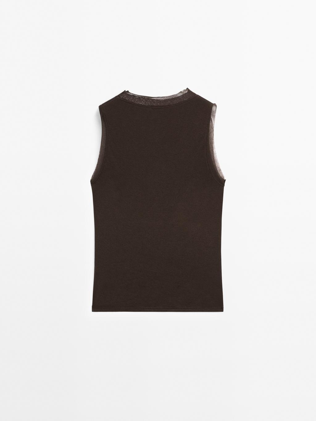 Sleeveless T-shirt with double piping