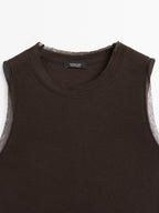 Sleeveless T-shirt with double piping