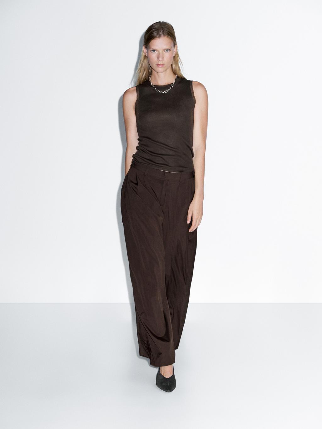 Sleeveless T-shirt with double piping