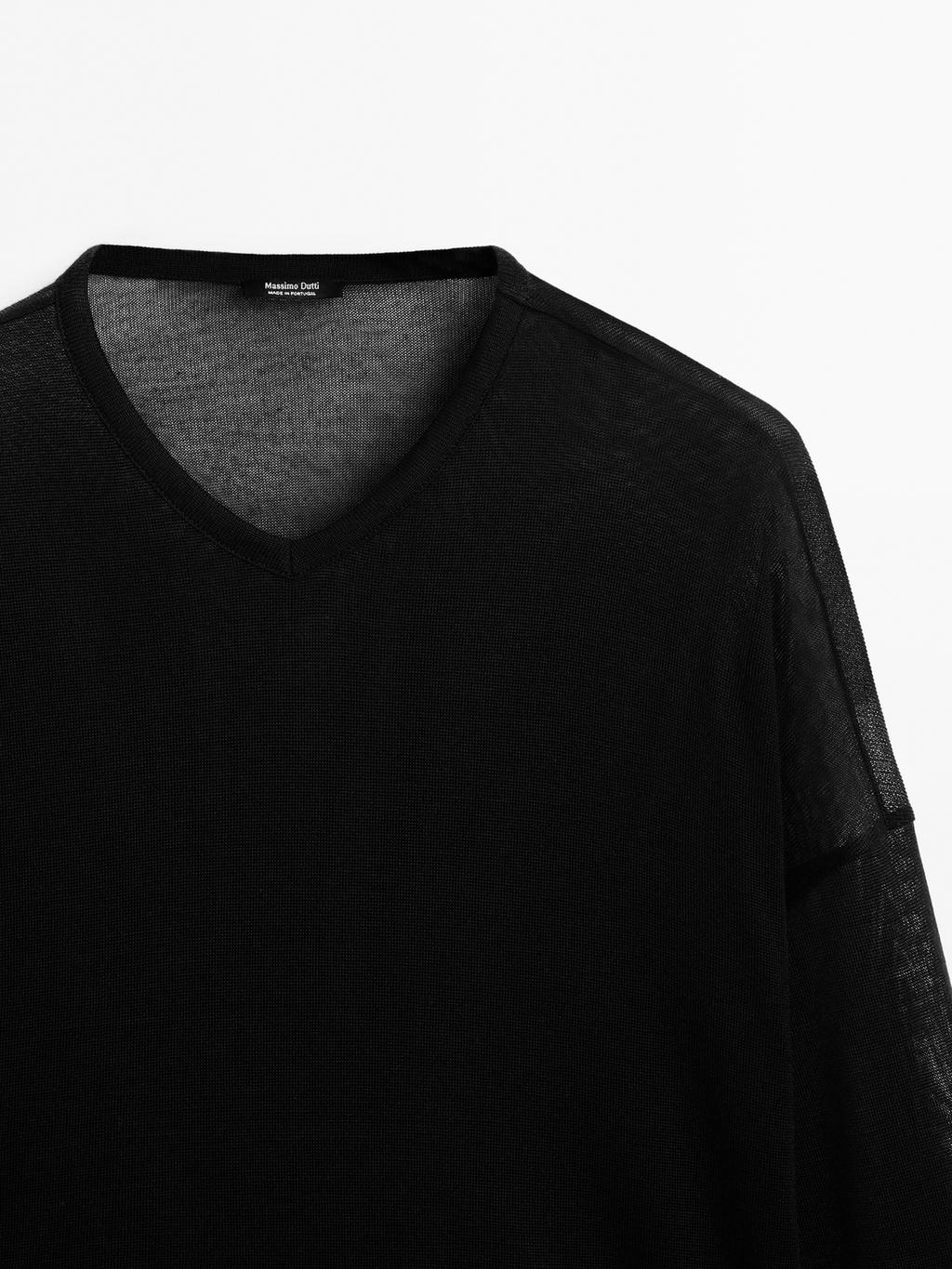 Loose-fitting V-neck sweater