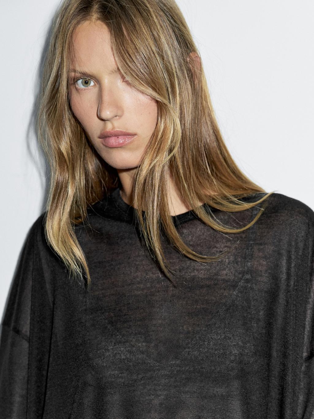 Loose-fitting V-neck sweater